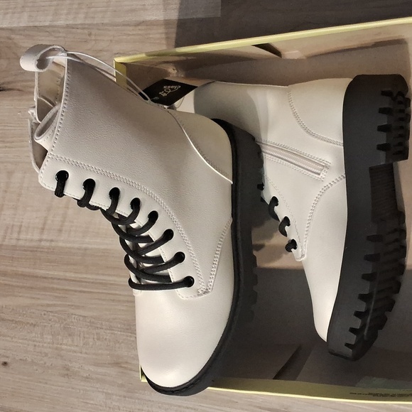 Art Class Cream Combat Boots/Size:::1 - Picture 2 of 10